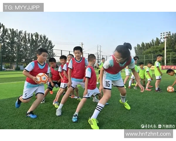 足球明星陪伴孩子们在赛场上挥洒汗水的精彩瞬间照片分享