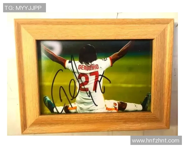 孩子心中梦想足球明星签名的那一刻充满期待与激动